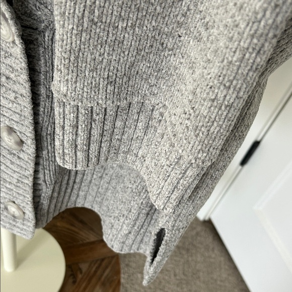 Like New Abercrombie & Fitch Gray Ribbed V-Neck Button Cardigan - Picture 4 of 6